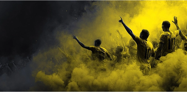 Sarı dumanlar arasında futbol taraftarları