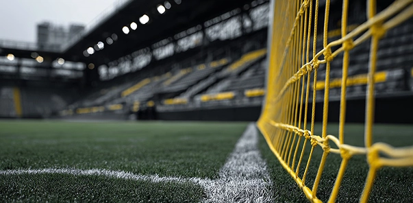 Sarı kale filesiyle futbol sahası